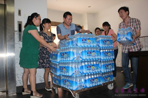 ���е�ƿװˮ��Ҫ����Դ����&ldquo;ˮ������ �������&rdquo;��ǩ