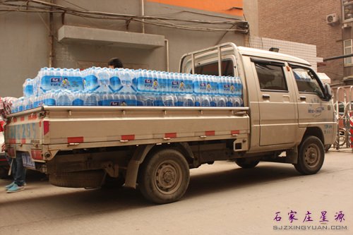 装有5000瓶矿泉水的卡车6月5日抵达星源
