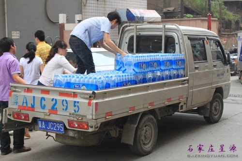 星源的员工放下手中工作来帮忙,整整搬了一个多小时"