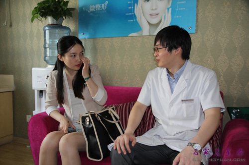 整形达人与星源咨询医生探讨整形问题