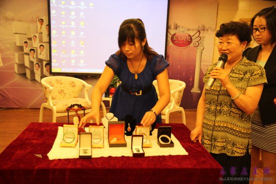 田香玉女士现场展示价值不菲的翡翠玉石