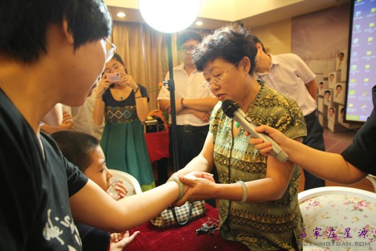 田香玉女士帮星源顾客鉴定玉镯真假