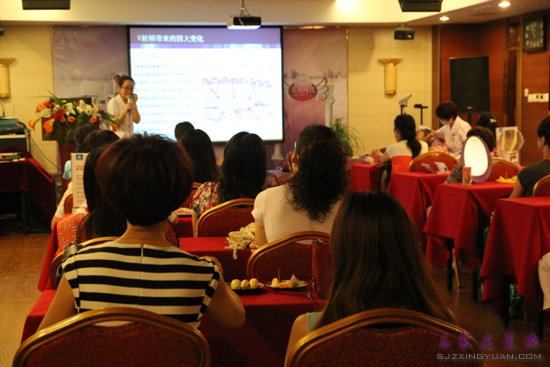 嘉宾体验期间,王秀主任为顾客们讲解深蓝V射频