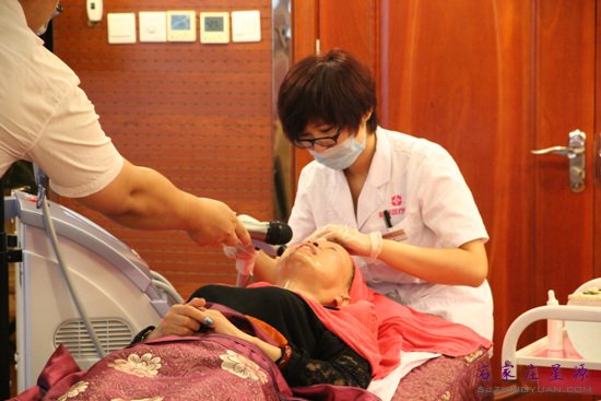 “有点热热的,没感觉到疼”免费体验嘉宾做深蓝射频时的感受