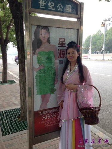哇哦~原来织女就是到处可见的公交车站的大美女凌薇哦
