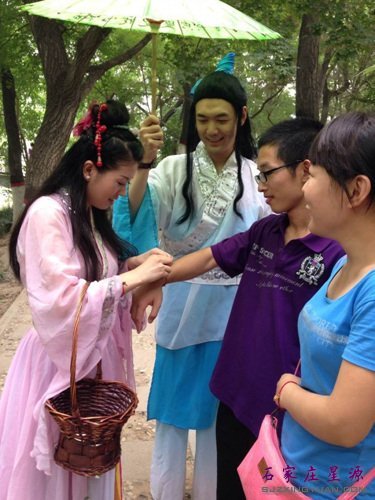 牛郎织女在长安公园为情侣赠送礼物