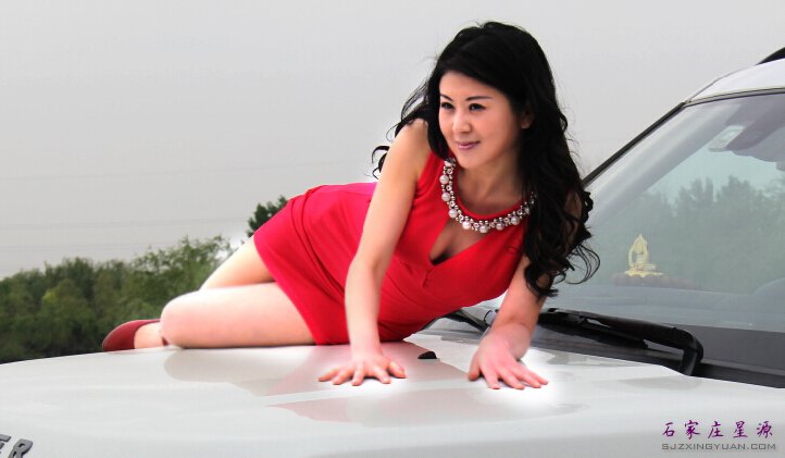 一袭红裙 不胜莲花的娇羞——凌薇