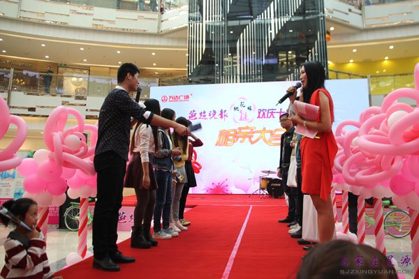 参与活动的单身男女 没准儿他们中就会成一对儿哦(男生不要放过任何机会)