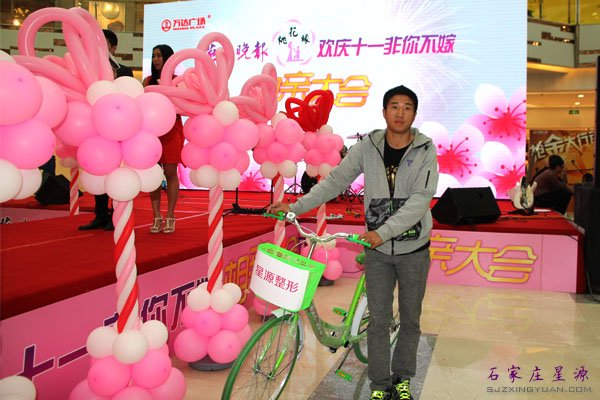 这个幸运的小伙子获得了星源赠送的绿色环保自行车一辆