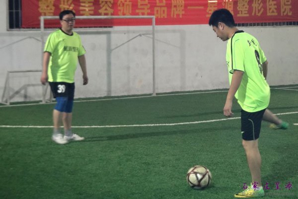 媒体足球队成员 小试牛刀