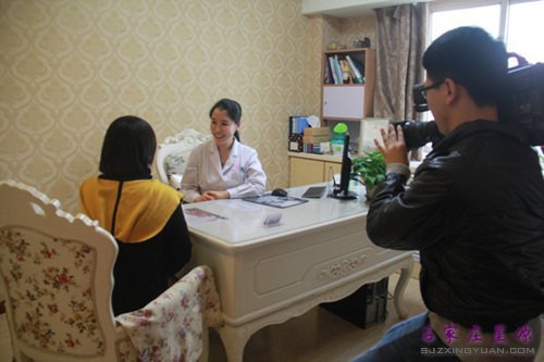 王秀医生在为顾客做详细的分析