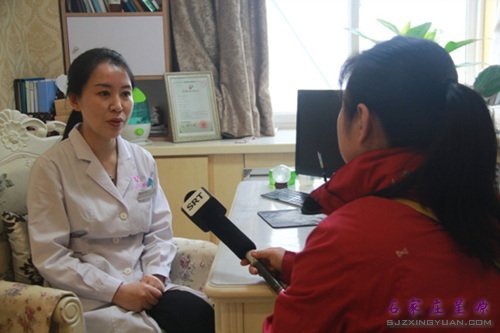 &美女医生王秀接受石家庄电视台深度采访
