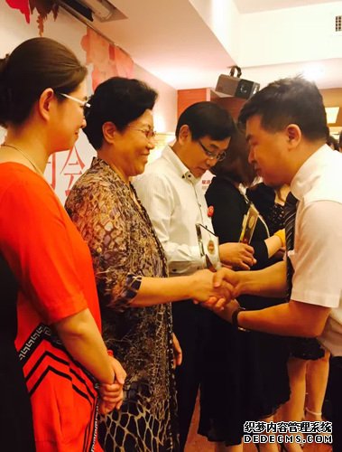 6年风雨相伴,6年一路同行,紧紧握着的是从建院至今的皮肤科专家,秦总在说:星源感谢您