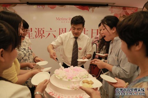 秦总为家人们切蛋糕、分享幸福喜悦!