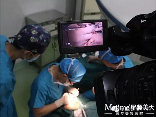 我院手术室内,专家正在进行眼部整形手术