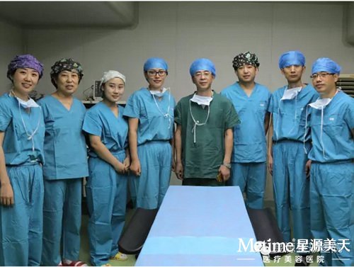 我院配合手术的医护人员及观摩手术的医生与哈佛大学医学博士闫家峰教授(左5)合影