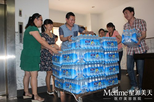 ���е�ƿװˮ��Ҫ����Դ���Ρ�ˮ������ �����������ǩ