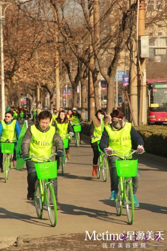 行走在马路上 倡导绿色出行