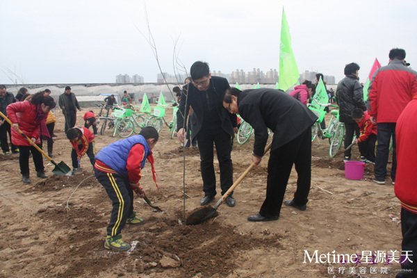 ÐÇÔ´Áìµ¼ºÍСÅóÓÑÒ»ÆðÖ²Ê÷