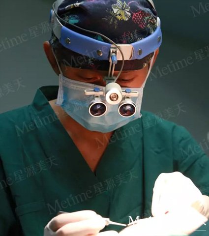 医用“放大镜”下操作双眼皮手术