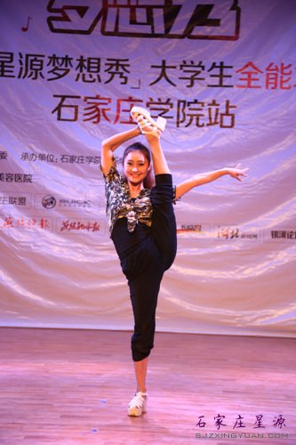 8号选手王婷的舞蹈《同行》可谓是亮爆眼球