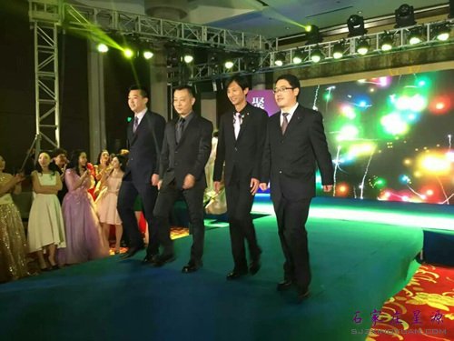 美容外科的帅哥秀 看看我们酷不酷