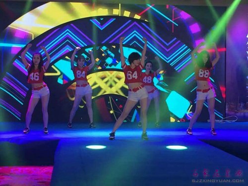 美女们的开场热舞《shake it》嗨爆全场