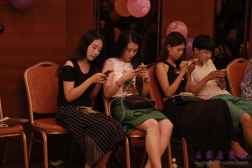 帅哥靓女努力集赞 铂金玫瑰花等你拿