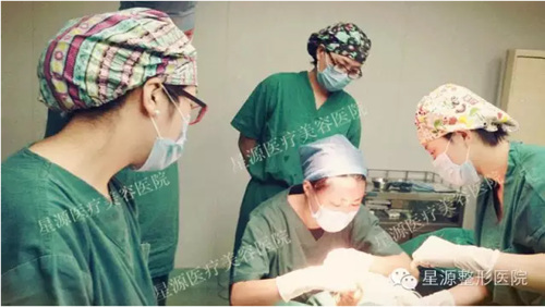 王娜博士正在给求美者做治疗