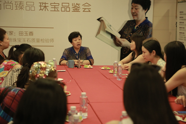 田教授现场讲解鉴宝知识