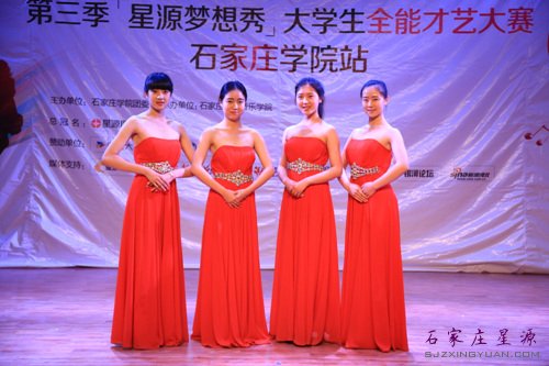 一袭优雅的红裙 成为现场的一大亮点