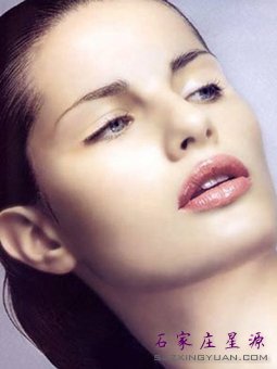 假体隆鼻后的效果很理想