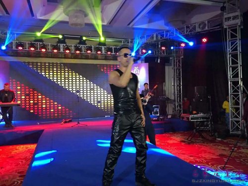 劲爆的乐队表演 令全场掌声不断