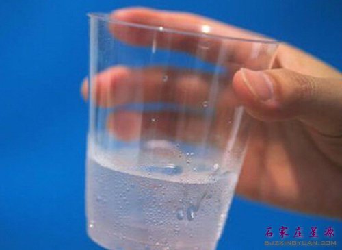 鉴别化妆品 只要一杯清水就可以