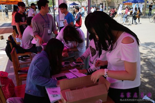 经贸学子争先恐后