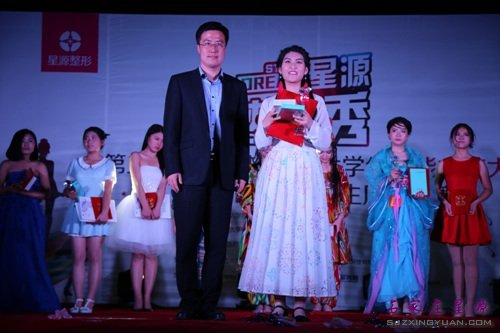 校学生会书记为一等奖获得者胡晓华颁奖