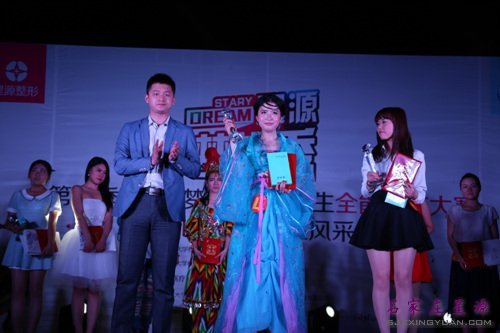 校学生会主席为获得二等奖的1、4号选手颁奖