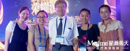 王主任受邀参加美沃斯国际医疗美容大会时与王志军院长(中)及同事合影
