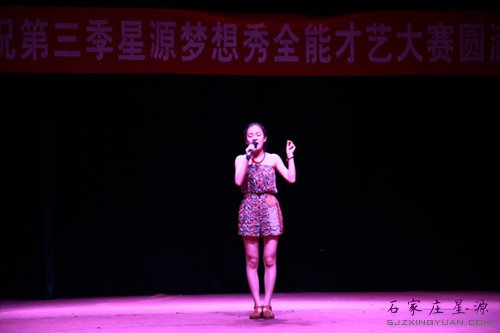 4号选手梁永丽的一曲《带我到山顶》脱颖而出