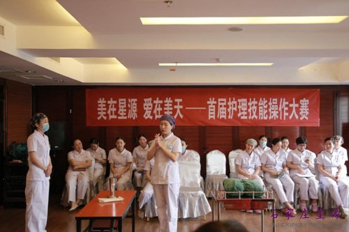 选手在演示洗手步骤