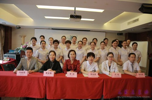 专家评委与参赛选手合影