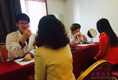 专家现场会诊中