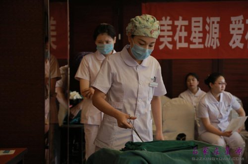 打开无菌包 准备进行护理操作演示