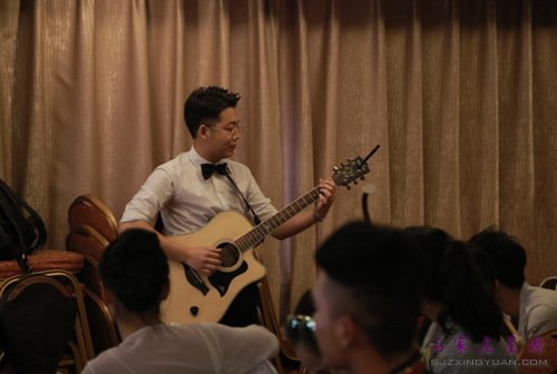 帅气小伙,原创歌曲精妙绝伦!