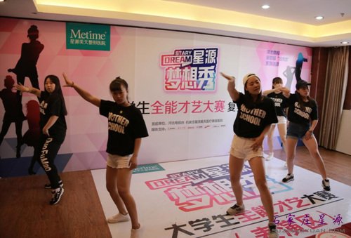 哦~又来了一群女生街舞团,亮爆眼球!