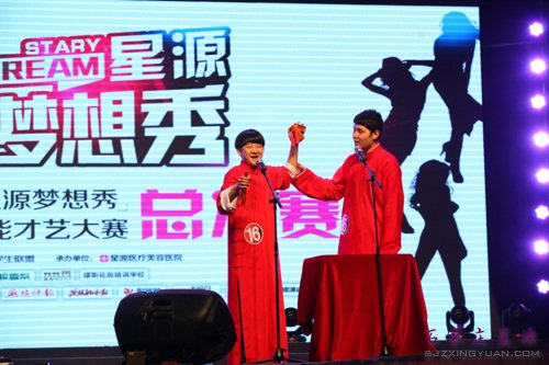留住精彩瞬间 秦笑在梦想秀总决赛表演相声